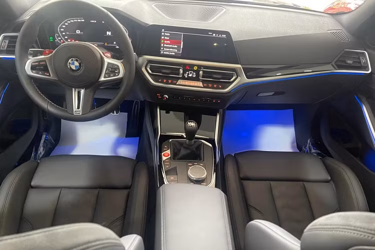 "Cỗ máy lái tối thượng" BMW M3 2021 đầu tiên về nước, chung showroom với nhiều quái vật tốc độ như Ford GT thế hệ mới, Ferrari 488 Pista Spider và Shelby Super Snake đỗ bên cạnh, nơi đây còn có chiếc xe thể thao Dodge SRT Viper ACR