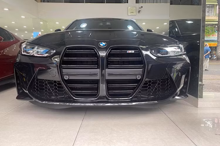Mới đây, hình ảnh một chiếc sedan hiệu suất cao BMW M3 thế hệ G80 đời 2021 đã âm thầm xuất hiện tại một showroom chuyên nhập khẩu siêu xe ở Sài thành đã thu hút sự quan tâm của cộng đồng mạng. Được biết, xe được nhập khẩu không chính hãng.