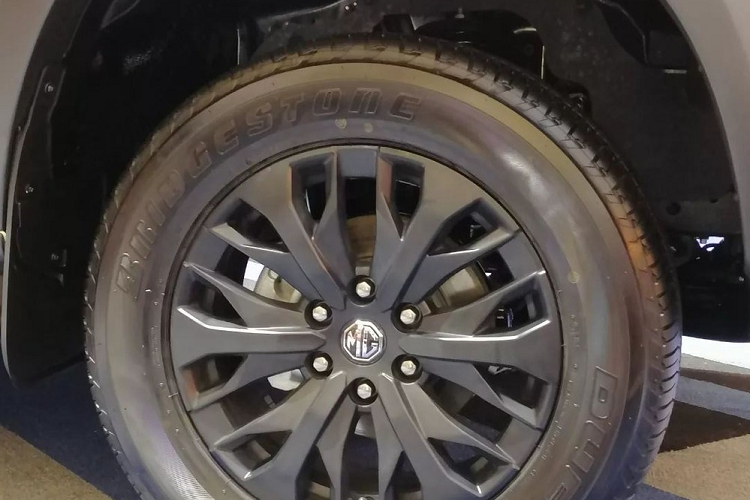 Thuộc phân khúc xe bán tải hạng trung, MG Extender 2022 sở hữu chiều dài 5.365 mm, chiều rộng 1.900 mm, chiều cao 1.850 mm và chiều dài cơ sở 3.155 mm. So với những đối thủ như Toyota Hilux hay Mitsubishi Triton, mẫu xe này có chiều dài cơ sở lớn hơn.