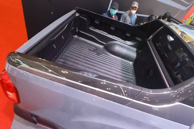 So với xe ở Thái Lan, thiết kế ngoại thất của chiếc MG Extender 2022 trong triển lãm GIIAS khác biệt một chút. Điều này được thể hiện rõ qua hàng loạt chi tiết ngoại thất màu tối thay vì mạ crôm như lưới tản nhiệt, logo của hãng MG, ốp gương ngoại thất, vành la-zăng 18 inch, ốp cua lốp, baga nóc, nẹp nối với 2 đèn hậu và thanh vai bò trên thùng hàng. Nhờ đó, MG Extender 2022 trưng bày tại Indonesia có ngoại hình thể thao và hầm hố hơn xe ở Thái Lan.