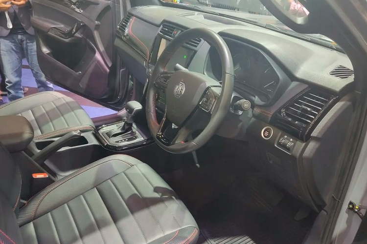 Tương tự ngoại thất, nội thất của MG Extender 2022 cũng được thiết kế theo phong cách thể thao với những điểm nhấn giả sợi carbon và chỉ khâu màu đỏ tương phản. Hãng MG khẳng định mẫu xe bán tải này có thiết kế nội thất cuốn hút và cao cấp trong phân khúc nhờ ghế bọc da, điều hòa tự động, màn hình trung tâm hỗ trợ kết nối với điện thoại thông minh cũng như gương chiếu hậu chống chói.