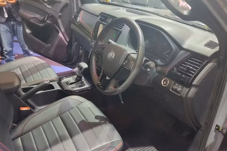 Tương tự ngoại thất, nội thất của MG Extender 2022 cũng được thiết kế theo phong cách thể thao với những điểm nhấn giả sợi carbon và chỉ khâu màu đỏ tương phản. Hãng MG khẳng định mẫu xe bán tải này có thiết kế nội thất cuốn hút và cao cấp trong phân khúc nhờ ghế bọc da, điều hòa tự động, màn hình trung tâm hỗ trợ kết nối với điện thoại thông minh cũng như gương chiếu hậu chống chói.