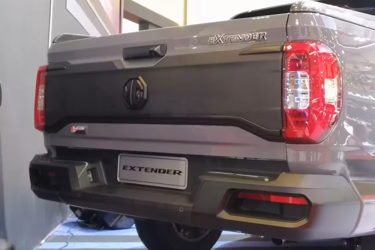 Ngoài ra, MG Extender 2022 còn có hệ thống đèn 2 tầng trên đầu xe với dải đèn LED định vị ban ngày kiêm đèn báo rẽ có thiết kế hẹp và nằm bên trên. Phía dưới là cụm đèn pha với 3 bóng LED đặt dọc và có tính năng tự động bật/tắt. Trong khi đó, cụm đèn hậu của xe được thiết kế hình chữ "C", ôm lấy cửa thùng hàng. Trái với đầu xe, thiết kế phía sau của mẫu xe bán tải này về cơ bản là giống với Maxus T60.