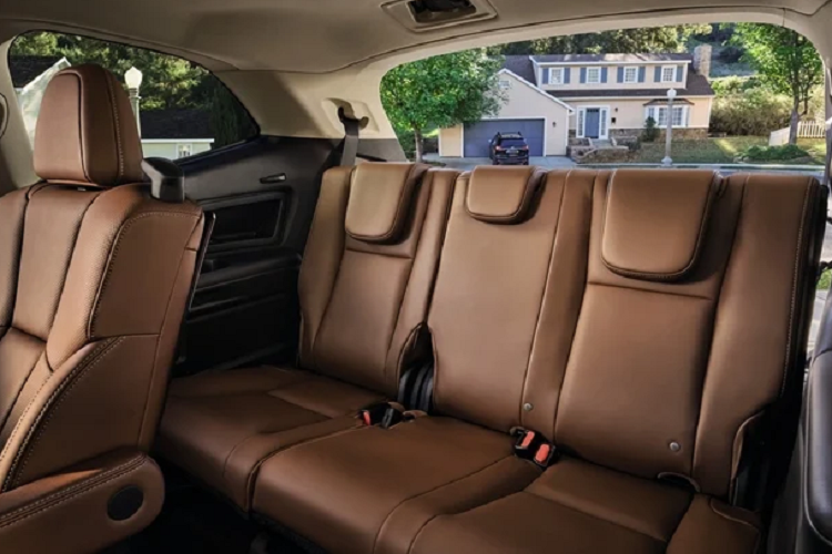 Cao cấp hơn một chút là phiên bản Ascent Onyx Edition với giá bán 41.295 USD (khoảng 966 triệu đồng). Trên phiên bản này, ngoại thất sẽ trang bị la-zăng 20 inch sơn đen, cùng một số chi tiết ngoại thất sơn đen Crystal Black Silica. Bên trong sẽ có 7 chỗ ngồi với ghế bọc da nhân tạo StarTex và thêu chỉ nổi màu xanh lá.