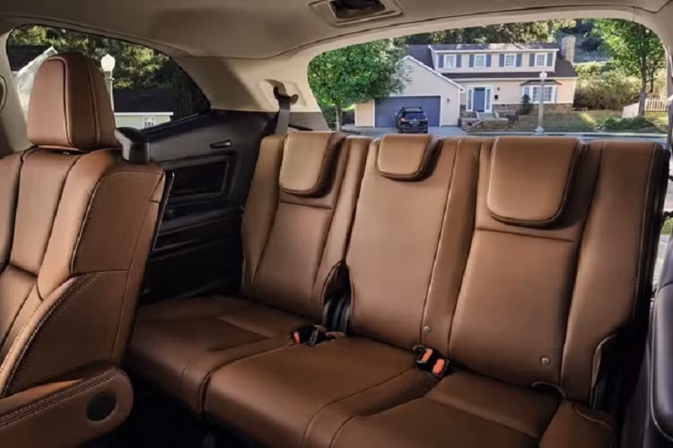 Cao cấp hơn một chút là phiên bản Ascent Onyx Edition với giá bán 41.295 USD (khoảng 966 triệu đồng). Trên phiên bản này, ngoại thất sẽ trang bị la-zăng 20 inch sơn đen, cùng một số chi tiết ngoại thất sơn đen Crystal Black Silica. Bên trong sẽ có 7 chỗ ngồi với ghế bọc da nhân tạo StarTex và thêu chỉ nổi màu xanh lá.