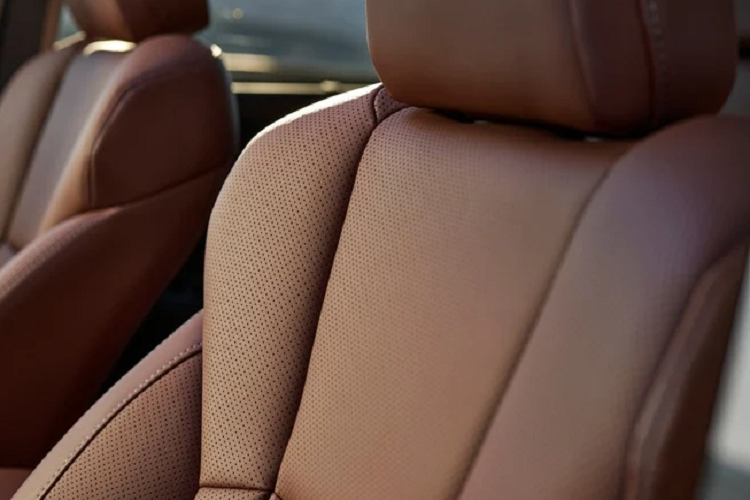 Ngoài ra, khoang cabin của Ascent Onyx Edition còn có các điểm nhấn sơn đen bóng, vô lăng tích hợp sưởi, khóa cửa thông minh bị động, và gương chiếu hậu chống chói tự động tích hợp hệ thống HomeLink.