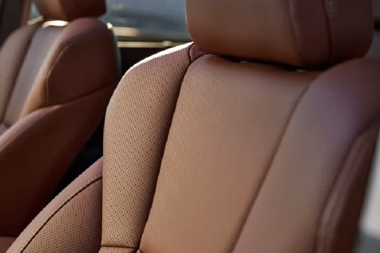 Ngoài ra, khoang cabin của Ascent Onyx Edition còn có các điểm nhấn sơn đen bóng, vô lăng tích hợp sưởi, khóa cửa thông minh bị động, và gương chiếu hậu chống chói tự động tích hợp hệ thống HomeLink.