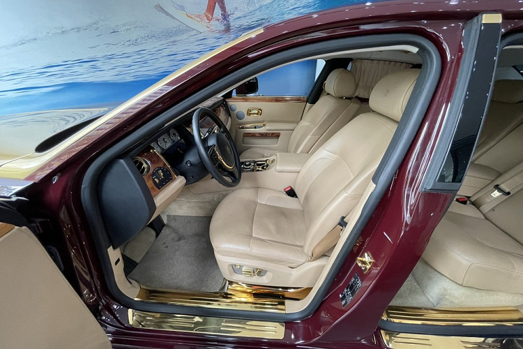 Tuy nhiên không chỉ vài ngày mà nhiều tuần qua, thông tin về việc chiếc xe siêu sang Rolls-Royce Ghost mang biển số 30F-187.88, đang là tài sản thế chấp của Công ty CP đầu tư du thuyền và Sân Golf FLC Biscom (nay là Công ty CP đầu tư kinh doanh phát triển bất động sản FLCHomes) vẫn chưa thấy được mang ra đấu giá lần thứ 5.