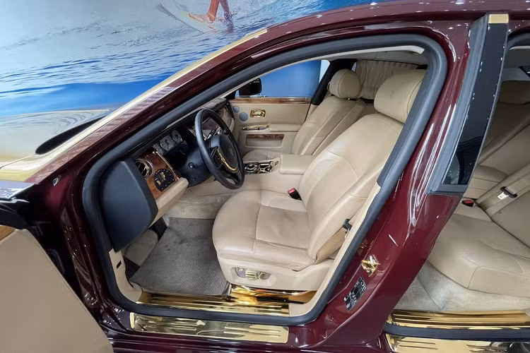 Tuy nhiên không chỉ vài ngày mà nhiều tuần qua, thông tin về việc chiếc xe siêu sang Rolls-Royce Ghost mang biển số 30F-187.88, đang là tài sản thế chấp của Công ty CP đầu tư du thuyền và Sân Golf FLC Biscom (nay là Công ty CP đầu tư kinh doanh phát triển bất động sản FLCHomes) vẫn chưa thấy được mang ra đấu giá lần thứ 5.