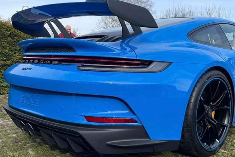 Ngoài màu sơn độc đáo, xe còn có bộ khuếch tán cắt xẻ táo bạo, hầm hố hơn hẳn xe tiêu chuẩn, nằm chính giữa là cặp ống xả tròn quen thuộc.