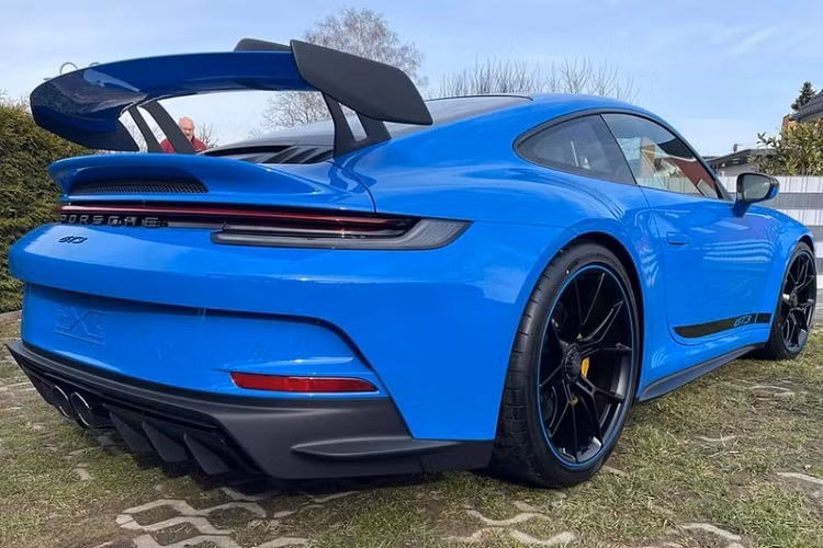 Cánh gió cỡ lớn đặt cao phía đuôi là điểm đặc trưng của dòng xe 911 GT3 mới nhất. Phần thân xe nổi bật với thiết kế mang nét truyền thống cổ điển vốn có của dòng 911 kết hợp với cặp mâm 5 chấu kép cỡ lớn sơn đen cực ngầu, bộ lốp mỏng cùng má phanh màu vàng tương phản gia tăng thêm sự nổi bật của chiếc xe.