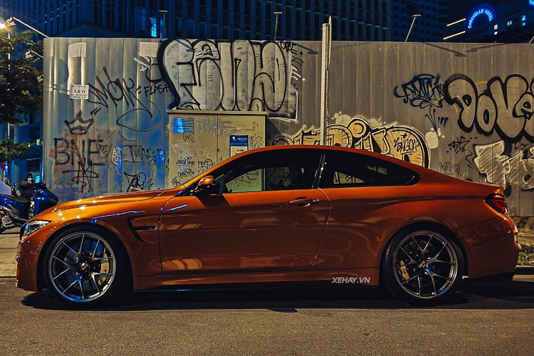 Động cơ trên kết hợp cùng hộp số 7 tốc độ M-DCT, nhờ đó BMW M4 chỉ mất thời gian 4,1 giây để tăng tốc từ 0-100 km/h. Tốc độ tối đa của xe vẫn bị giới hạn ở mức 250 km/h. BMW M4 Coupe được trang bị 3 chế độ lái khác nhau bao gồm Comfort,Sport và Sport +.