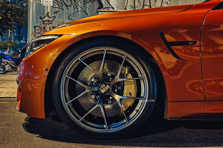 Mui xe được làm bằng carbon nhằm cắt giảm trọng lượng cho xe. Chiếc BMW M4 Coupe này sở hữu bộ mâm mâm 5 chấu kép tới từ thương hiệu BBS. Về truyền động, BMW M4 Coupe sở hữu khối động cơ 6 xi-lanh thẳng hàng, dung tích 3.0 lít tăng áp kép M TwinPower, sản sinh công suất tối đa lên tới 425 mã lực, tại dải vòng tua máy từ 5.500 đến 7.000 vòng/phút và mô-men xoắn cực đại 550 Nm.