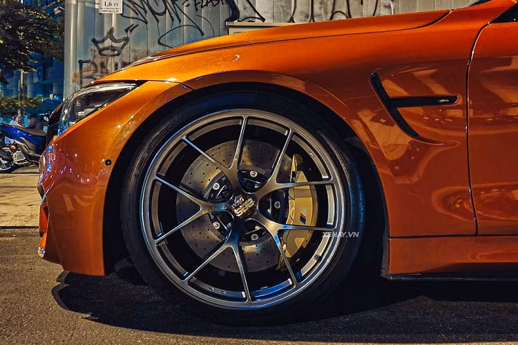 Mui xe được làm bằng carbon nhằm cắt giảm trọng lượng cho xe. Chiếc BMW M4 Coupe này sở hữu bộ mâm mâm 5 chấu kép tới từ thương hiệu BBS. Về truyền động, BMW M4 Coupe sở hữu khối động cơ 6 xi-lanh thẳng hàng, dung tích 3.0 lít tăng áp kép M TwinPower, sản sinh công suất tối đa lên tới 425 mã lực, tại dải vòng tua máy từ 5.500 đến 7.000 vòng/phút và mô-men xoắn cực đại 550 Nm.