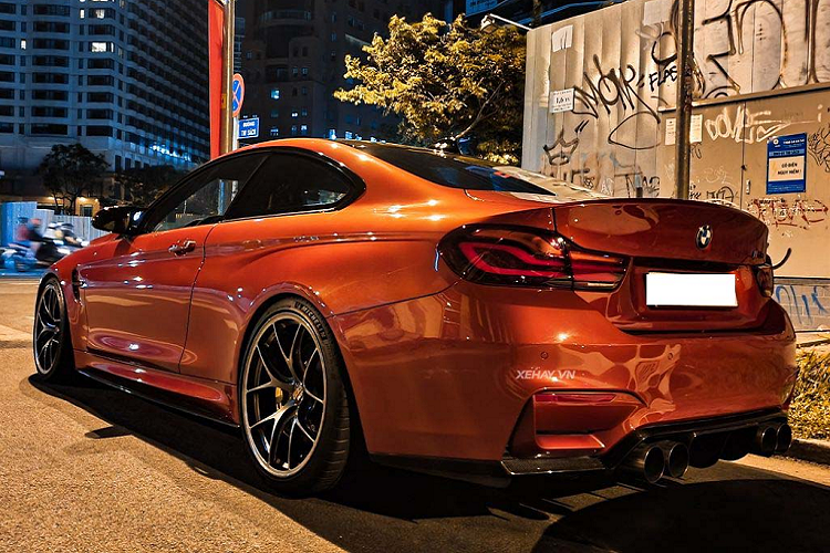 BMW M4 Coupe có thiết kế khá hầm hố. Đầu xe vẫn được trang bị lưới tản nhiệt đặc trưng của của BMW với logo M4 bên trái. Đèn xe được trang bị hệ thống đèn pha và định vị LED.
