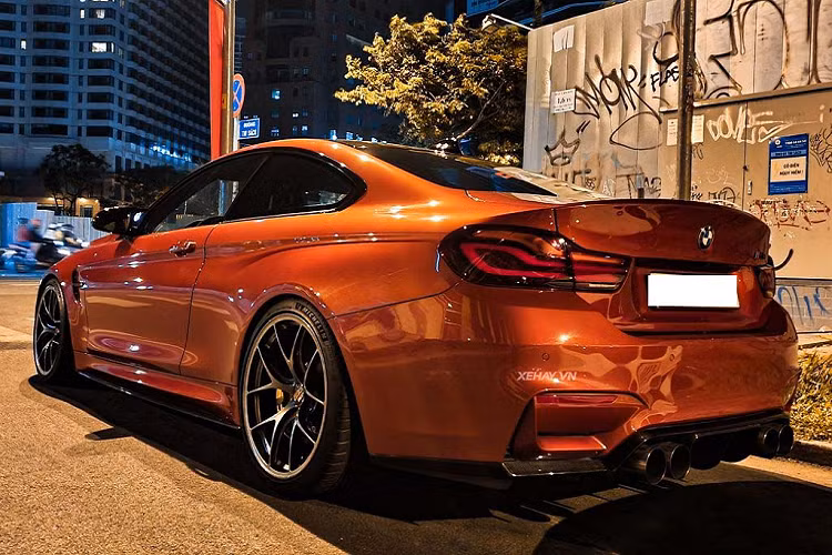 BMW M4 Coupe có thiết kế khá hầm hố. Đầu xe vẫn được trang bị lưới tản nhiệt đặc trưng của của BMW với logo M4 bên trái. Đèn xe được trang bị hệ thống đèn pha và định vị LED.