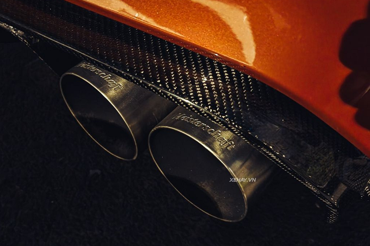 Hốc gió cản trước có thiết kế dữ dằn hơn, đồng thời giúp tăng tính khí động học. BMW M4 Coupe sở hữu những đường gân dập nổi chạy dọc theo thân xe, làm tăng thêm vẻ khỏe khoắn và cứng cáp cho xe. Bên sườn xe còn được tích hợp thêm 2 mang cá đẹp mắt.