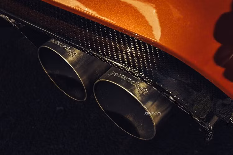 Hốc gió cản trước có thiết kế dữ dằn hơn, đồng thời giúp tăng tính khí động học. BMW M4 Coupe sở hữu những đường gân dập nổi chạy dọc theo thân xe, làm tăng thêm vẻ khỏe khoắn và cứng cáp cho xe. Bên sườn xe còn được tích hợp thêm 2 mang cá đẹp mắt.