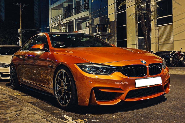Tại Việt Nam, số lượng xe thể thao BMW M4 Coupe không có nhiều và đặc biệt hơn nữa khi đây lại là chiếc duy nhất tại Việt Nam sở hữu màu sơn Sakhir Orange. Do đó, mỗi khi chiếc xe này xuất hiện thì luôn thu hút sự chú ý của người đi đường.