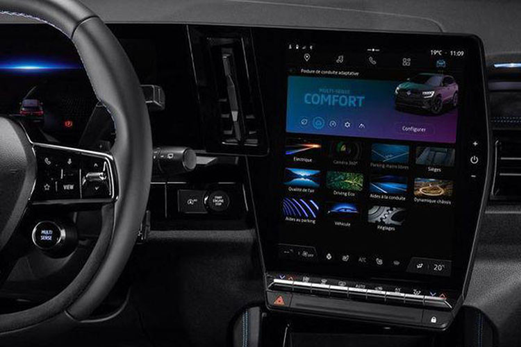 Tiếp đến là cụm điều khiển trung tâm của xe được thiết kế to bản, tạo ra bệ tì tay để người lái sử dụng màn hình trung tâm của xe dễ dàng hơn. Trong khi đó, phía sau hàng ghế thứ hai của xe là khoang hành lý có thể tích dao động từ 430 - 575 lít, tùy phiên bản.