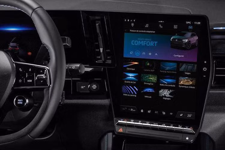 Tiếp đến là cụm điều khiển trung tâm của xe được thiết kế to bản, tạo ra bệ tì tay để người lái sử dụng màn hình trung tâm của xe dễ dàng hơn. Trong khi đó, phía sau hàng ghế thứ hai của xe là khoang hành lý có thể tích dao động từ 430 - 575 lít, tùy phiên bản.