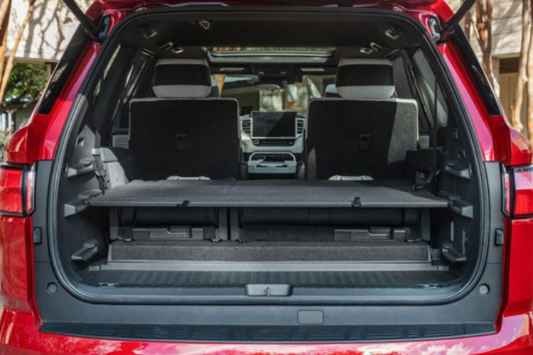 Ngoài ra xe còn có hệ thống kiểm soát hành trình bằng radar, hệ thống cảnh báo chệch làn đường và hỗ trợ theo dõi làn đường, đèn chiếu sáng điều chỉnh chùm tia cao tự động, hỗ trợ nhận diện biển báo giao thông, màn hình điểm mù và màn hình quan sát toàn cảnh,…