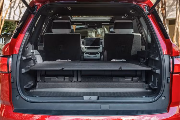 Ngoài ra xe còn có hệ thống kiểm soát hành trình bằng radar, hệ thống cảnh báo chệch làn đường và hỗ trợ theo dõi làn đường, đèn chiếu sáng điều chỉnh chùm tia cao tự động, hỗ trợ nhận diện biển báo giao thông, màn hình điểm mù và màn hình quan sát toàn cảnh,…