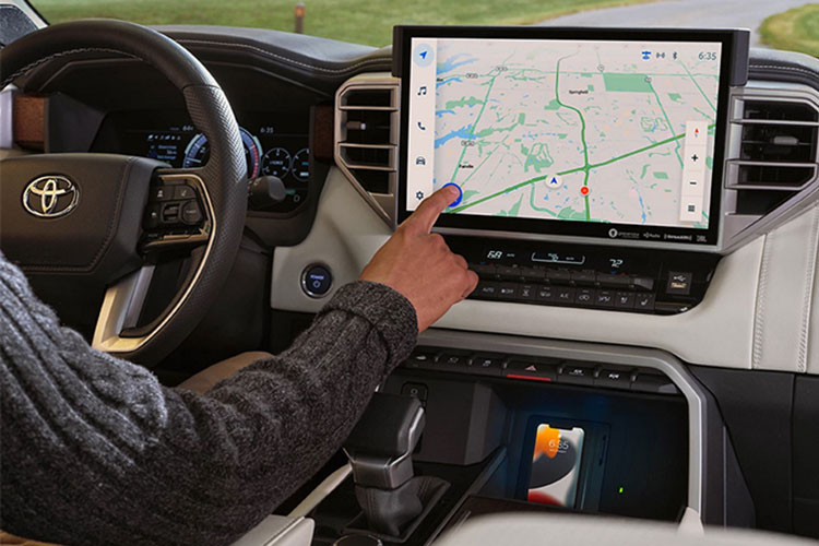 Là một mẫu SUV cỡ lớn, do đó Toyota Sequoia cung cấp không gian ngồi rộng rãi ở cả 3 hàng ghế. Ngoài ra, xe được trang bị ghế trượt, đi kèm giá chở đồ có thể tùy chỉnh. Khác với những đối thủ cùng phân khúc, mẫu xe SUV Toyota Sequoia 2023 không có hàng ghế thứ 3 gập phẳng xuống sàn.