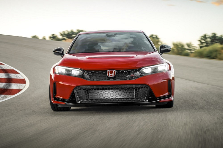 Tại Việt Nam, Honda Civic Type R thế hệ thứ 6 có tổng cộng 5 tùy chọn màu sơn là Trắng (Championship White), Đỏ (Rallye Red), Xanh (Racing Blue Pearl), Xám (Sonic Grey Pearl) và Đen (Crystal Black Pearl).