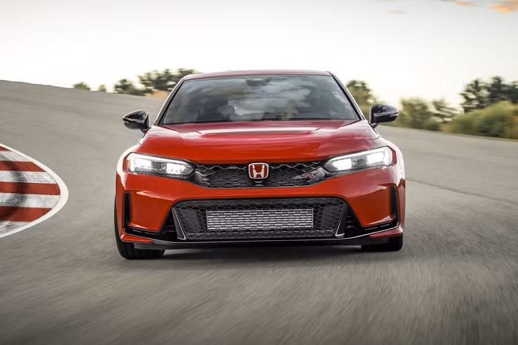 Tại Việt Nam, Honda Civic Type R thế hệ thứ 6 có tổng cộng 5 tùy chọn màu sơn là Trắng (Championship White), Đỏ (Rallye Red), Xanh (Racing Blue Pearl), Xám (Sonic Grey Pearl) và Đen (Crystal Black Pearl).