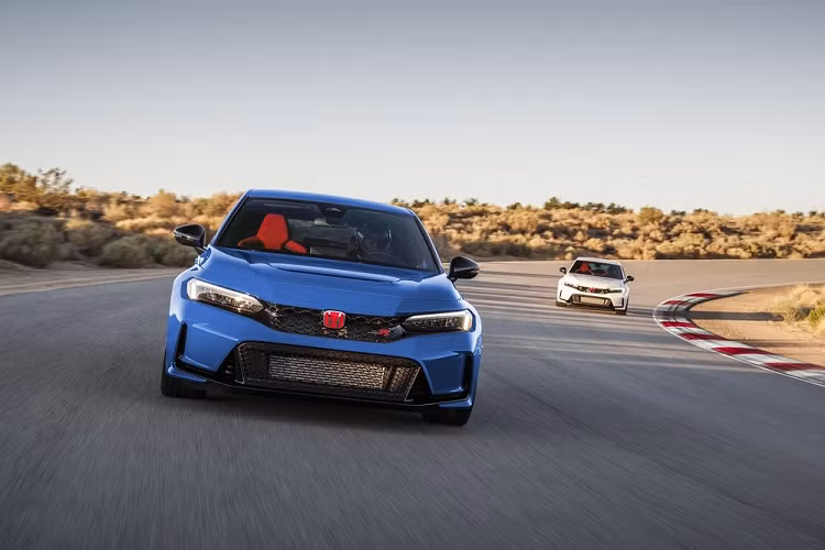 Cùng với đó là hệ thống kết nối viễn thông Honda Connect với 3 nhóm chức năng chính là An toàn và bảo mật, Điều khiển xe từ bất cứ đâu và Thuận tiện. Honda Việt Nam sẽ miễn phí sử dụng dịch vụ ứng dụng Honda Connect cho khách hàng trong năm đầu tiên.