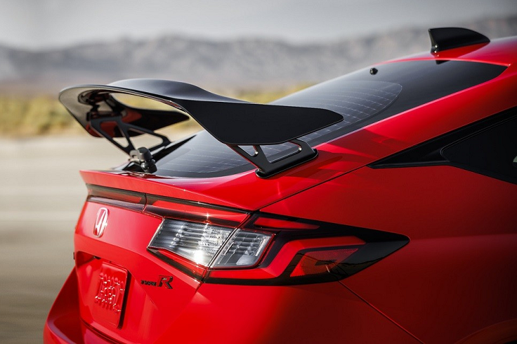 Sức mạnh được truyền tới cầu trước thông qua hộp số sàn 6 cấp, cho phép xe đạt vận tốc tối đa 272 km/h. Hộp số sàn nâng cấp này kết hợp với hệ thống vù ga tự động (Rev Match System), mang đến trải nghiệm lái mượt mà, đầy phấn khích.