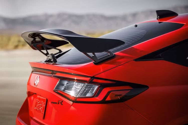 Sức mạnh được truyền tới cầu trước thông qua hộp số sàn 6 cấp, cho phép xe đạt vận tốc tối đa 272 km/h. Hộp số sàn nâng cấp này kết hợp với hệ thống vù ga tự động (Rev Match System), mang đến trải nghiệm lái mượt mà, đầy phấn khích.