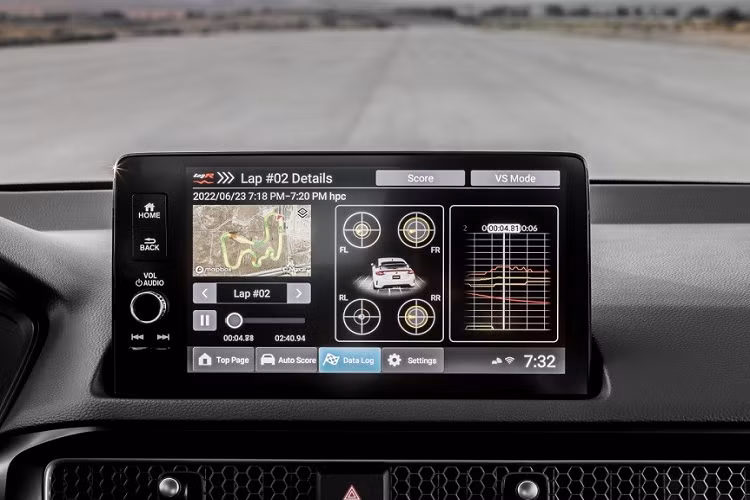 Gương chiếu hậu chống chói tự động, màn hình cảm ứng trung tâm 9 inch, hỗ trợ kết nối điện thoại không dây, hệ thống âm thanh 8 loa, sạc không dây, điều hòa tự động 2 vùng, 3 cổng sạc USB, bộ bàn đạp bằng kim loại, thảm sàn màu đỏ, phanh tay điện tử và tự động giữ phanh tạm thời.