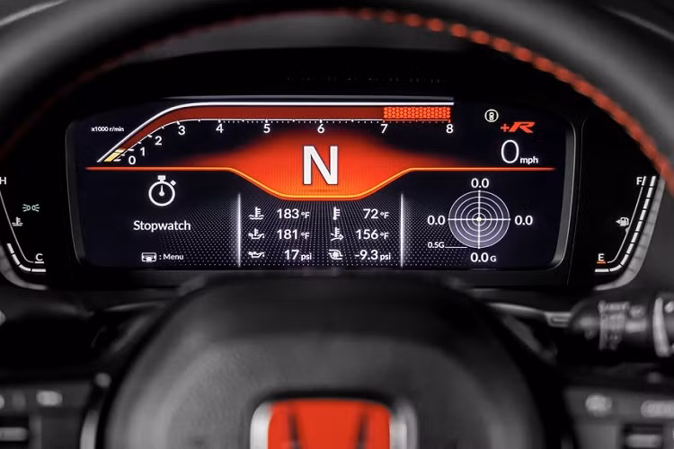Bên trong xe, Honda Civic Type R 2023 được trang bị nội thất 4 chỗ ngồi với ghế thể thao bọc da lộn màu đỏ, hàng ghế thứ 2 chỉnh cơ 6 hướng, gập 60:40, vô lăng bọc da lộn chỉnh 4 hướng, tích hợp phím chức năng, bảng đồng hồ kỹ thuật số 10,2 inch