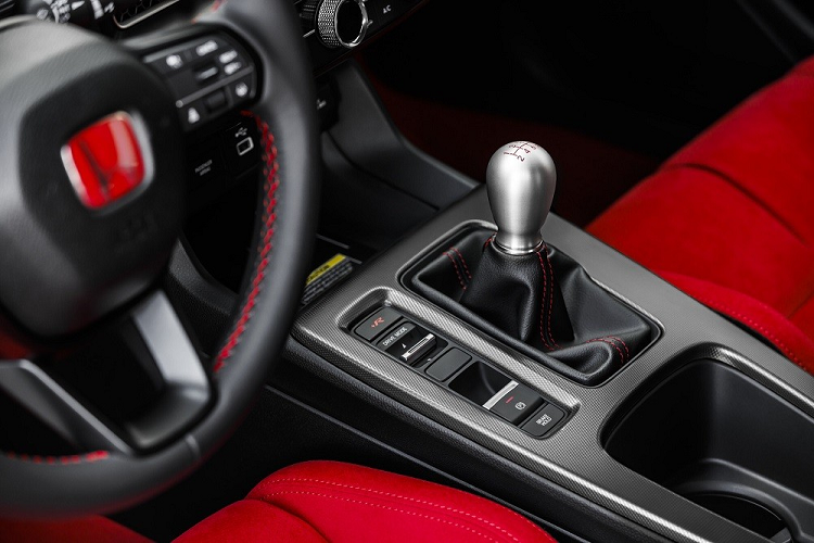 Như vậy, so với xe ở Nhật Bản, giá xe Honda Civic Type R 2023 tại Việt Nam đắt hơn gấp 3 lần. Mẫu xe này ở Nhật Bản có giá khởi điểm từ 4.997.300 Yên (khoảng 820 triệu đồng). Điểm nhấn đáng chú ý nhất của Honda Civic Type R 2023 chính là khối động cơ bên dưới nắp ca-pô.