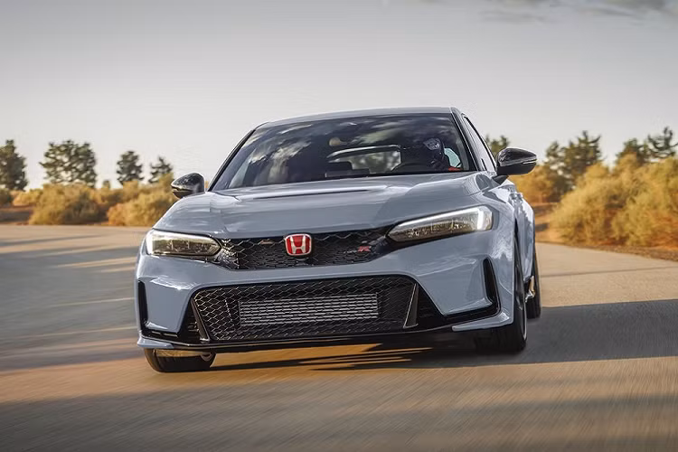 Từ năm thứ 2, khách hàng phải trả mức giá từ 1,2 triệu đồng cho 1 năm để sử dụng dịch vụ. Cuối cùng là ứng dụng Honda LogR giúp ghi lại những thông số thực tế khi xe vận hành trên đường.