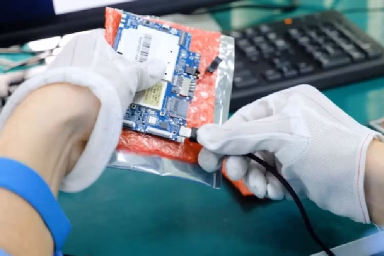 Lô hàng 100.000 chiếc máy tính bảng do Công ty CP Trung Nam Electronics Manuafacturing Services (Tập đoàn Trung Nam) sản xuất tại Danang IT Park, thuộc chương trình “Sóng và máy tính cho em” do Bộ Thông tin Truyền thông phát động. Sự kiện đánh dấu lần đầu tiên một doanh nghiệp tại miền Trung nghiên cứu thiết kế, chế tạo thành công sản phẩm điện tử công nghệ cao với sự hợp tác cùng đối tác nước ngoài (Xelex).