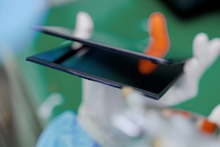 Đội ngũ vận hành nhà máy này 100% là người Việt Nam. Ước tính một kỹ sư vận hành một công đoạn dây chuyền SM phải cần thời gian huấn luyện 180 ngày, đạt tối thiểu 5 chứng chỉ vận hành.