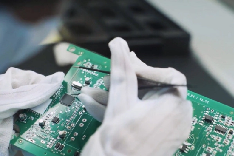 Mức kinh phí đầu tư cho đội ngũ này là hơn 45.000 USD (hơn 1 tỷ đồng) cho một nhân sự, hoàn toàn do nguồn vốn độc lập của Trungnam EMS. Cùng song hành trong lĩnh vực công nghệ thông tin là các công viên phần mềm, khu công nghệ, vườn ươm, các tiểu dự án và hơn 341 hecta hạ tầng kỹ thuật, cơ sở vật chất của dự án khu công nghệ thông tin tập trung Đà Nẵng.