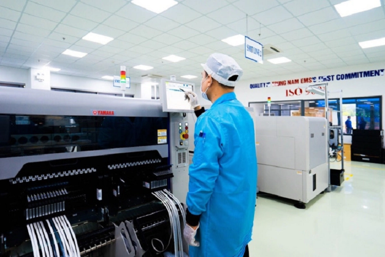 Việc sử dụng công nghệ SMT mang đến quá trình sản xuất tự động hóa cao, nâng cao năng suất hoạt động cũng như tạo sự linh động tích cực trong quá trình thay đổi cho các chi tiết sản phẩm điện tử. 