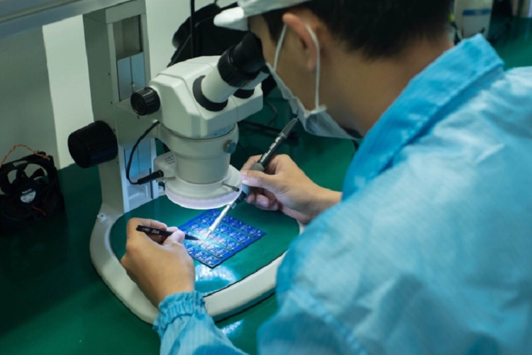 Surface Mount Technology là ngành điện tử với công nghệ bo mạch, còn được gọi là dán bề mặt. Công nghệ chính được sử dụng để lắp ráp bo mạch trong sản xuất thiết bị điện tử.