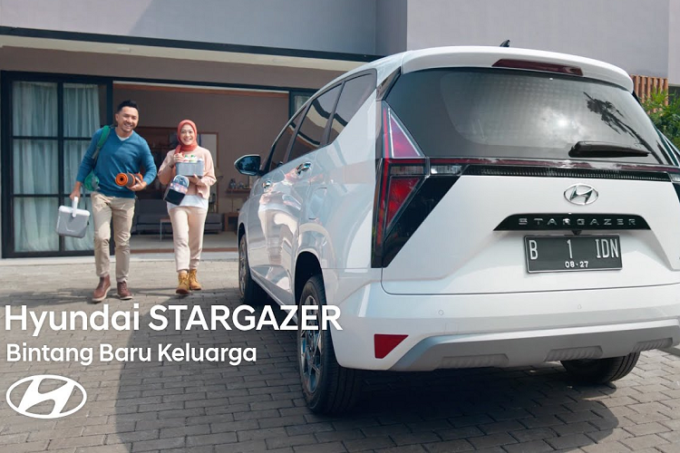 Chưa hết, Hyundai Stargazer còn có hệ thống cảnh báo điểm mù, cảnh báo phương tiện cắt ngang khi lùi, camera lùi, cảnh báo khoảng cách đỗ xe khi lùi, cảnh báo còn hành khách trên hàng ghế sau, cảnh báo va chạm khi mở cửa và cảnh báo áp suất lốp.