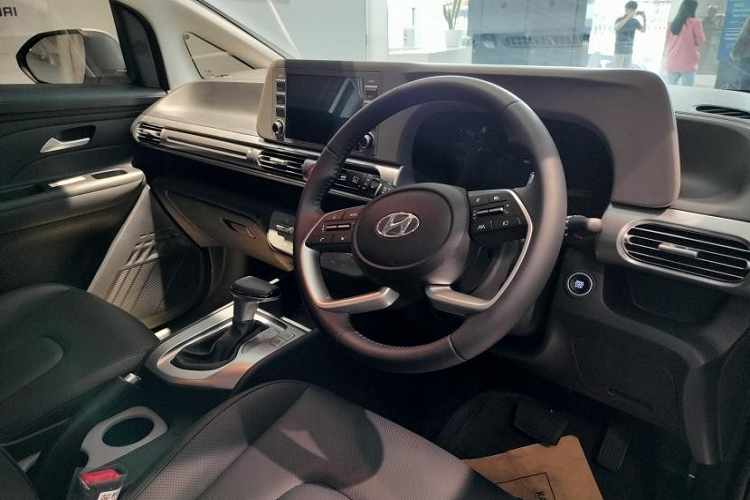 Nhiều người dùng đã tỏ ra thắc mắc về điều này vì ngay cả những mẫu xe cỡ nhỏ, giá rẻ tại thị trường Indonesia cũng đã được trang bị phanh tay điện tử. Đặc biệt, những đối thủ của Hyundai Stargazer 2022 mới như Mitsubishi Xpander và Toyota Veloz đều có trang bị này.