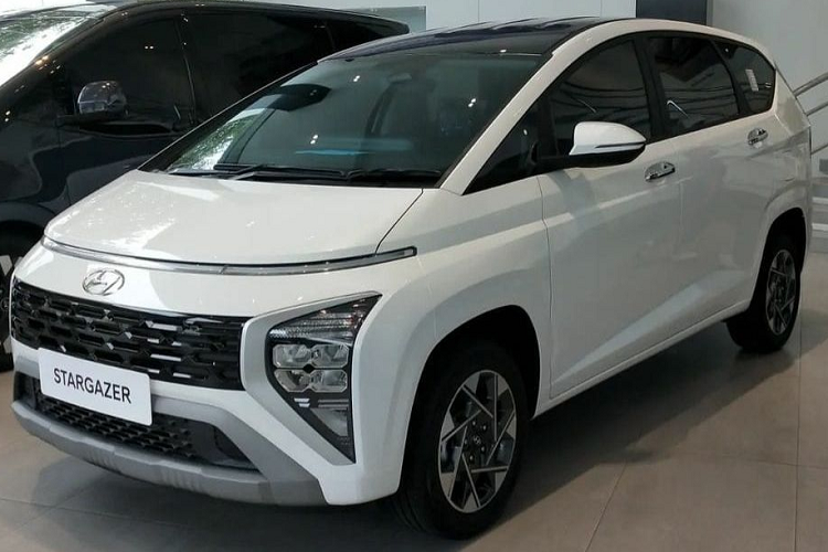 Điều này có thể sẽ gây bất lợi cho Hyundai Stargazer khi về Việt Nam trong thời gian tới. Cách đây không lâu, mẫu MPV Hàn Quốc này đã bất ngờ bị bắt gặp khi đang chạy thử trên đường phố Việt Nam. Điều này chứng tỏ ngày Hyundai Stargazer ra mắt Việt Nam không còn xa. Theo dự đoán, trong giai đoạn đầu, Hyundai Stargazer sẽ được bán tại Việt Nam dưới dạng xe nhập khẩu nguyên chiếc từ Indonesia giống Creta.