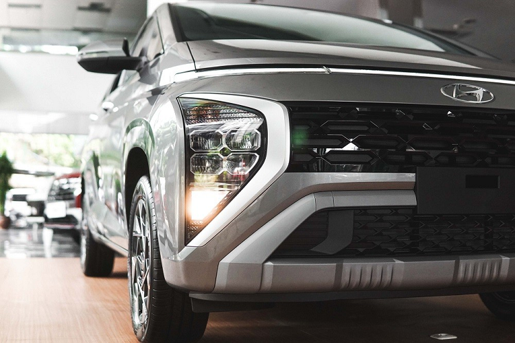 Nói cách khác, quyết định sử dụng phanh tay chỉnh cơ là kết quả nghiên cứu của hãng Hyundai trước khi tung Stargazer ra thị trường Indonesia. "Trong giai đoạn đầu phát triển, các nhà thiết kế và kỹ sư của chúng tôi đã cân nhắc nhiều khía cạnh. Ví dụ như phong cách sống của người dùng trong phân khúc này hay đặc trưng của xe MPV giá rẻ đều được cân nhắc từng thứ một", ông Bonar giải thích.