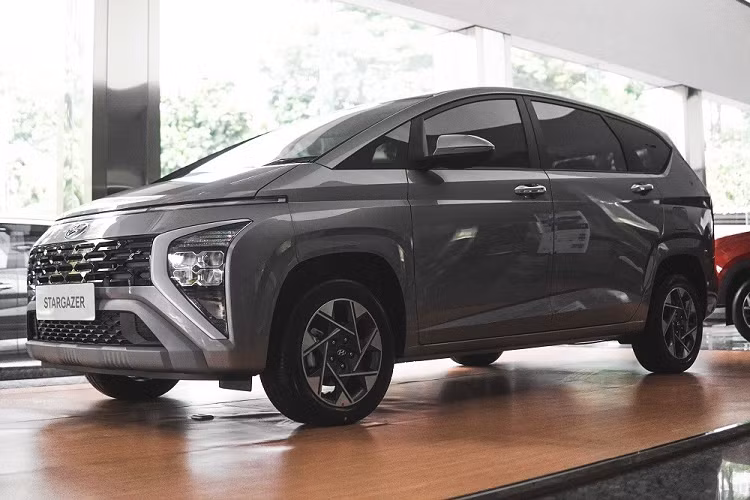 Tất nhiên, bản thân hãng Hyundai cũng nhận thức được những điều ưu điểm của phanh tay điện tử. Trong quá trình phát triển Stargazer, hãng Hyundai đã nghiên cứu về vấn đề này. "Chúng tôi đã thu thập ý kiến của khách hàng khi phát triển sản phẩm tương lai", ông Bonar Pakpahan, Chuyên gia sản phẩm của hãng Hyundai Indonesia, cho biết