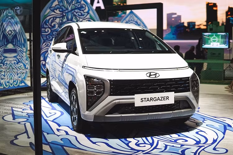  Hyundai Stargazer giá rẻ là mẫu MPV cỡ nhỏ hoàn toàn mới đã chính thức trình làng ở thị trường Indonesia vào hồi tháng 7/2022. Một trong những điều khiến người dùng chú ý nhất về mẫu MPV này chính là phanh tay chỉnh cơ bên trong xe. Ngay cả bản cao cấp nhất của Hyundai Stargazer cũng không được trang bị phanh tay điện tử.