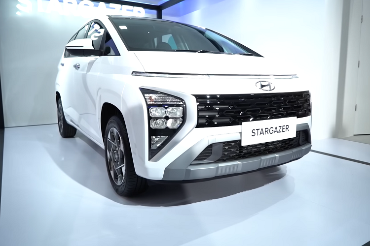 Ngoài ra, Hyundai Stargazer ở Indonesia còn có những trang bị đáng chú ý như đèn pha LED, vành 16 inch, nội thất 6 chỗ hoặc 7 chỗ, màn hình cảm ứng trung tâm 8 inch, hỗ trợ Apple CarPlay/Android Auto, bảng đồng hồ kỹ thuật số với màn hình LCD 4,2 inch, sạc điện thoại thông minh không dây và hệ thống đèn viền LED.