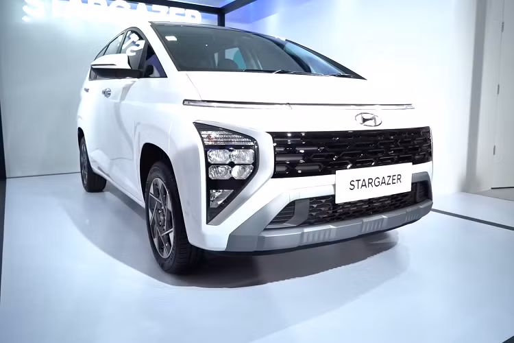 Ngoài ra, Hyundai Stargazer ở Indonesia còn có những trang bị đáng chú ý như đèn pha LED, vành 16 inch, nội thất 6 chỗ hoặc 7 chỗ, màn hình cảm ứng trung tâm 8 inch, hỗ trợ Apple CarPlay/Android Auto, bảng đồng hồ kỹ thuật số với màn hình LCD 4,2 inch, sạc điện thoại thông minh không dây và hệ thống đèn viền LED.